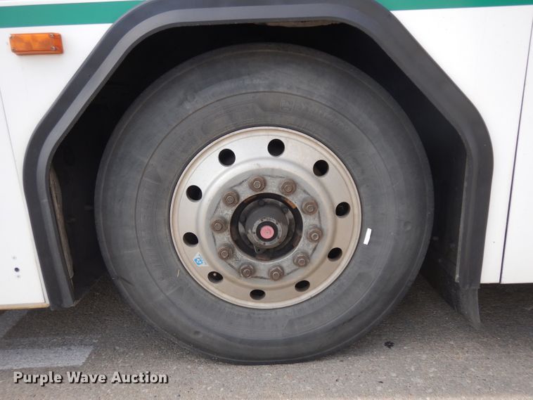 image for item HN9387 2001 Gillig G27B102N4  shuttle bus