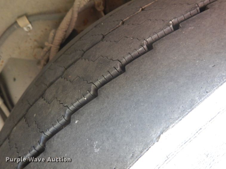 image for item HN9387 2001 Gillig G27B102N4  shuttle bus