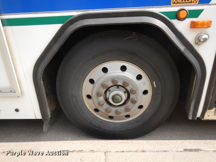 image for item HN9387 2001 Gillig G27B102N4  shuttle bus