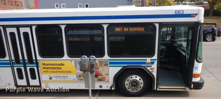 image for item HN9388 2001 Gillig G27B102N4  shuttle bus