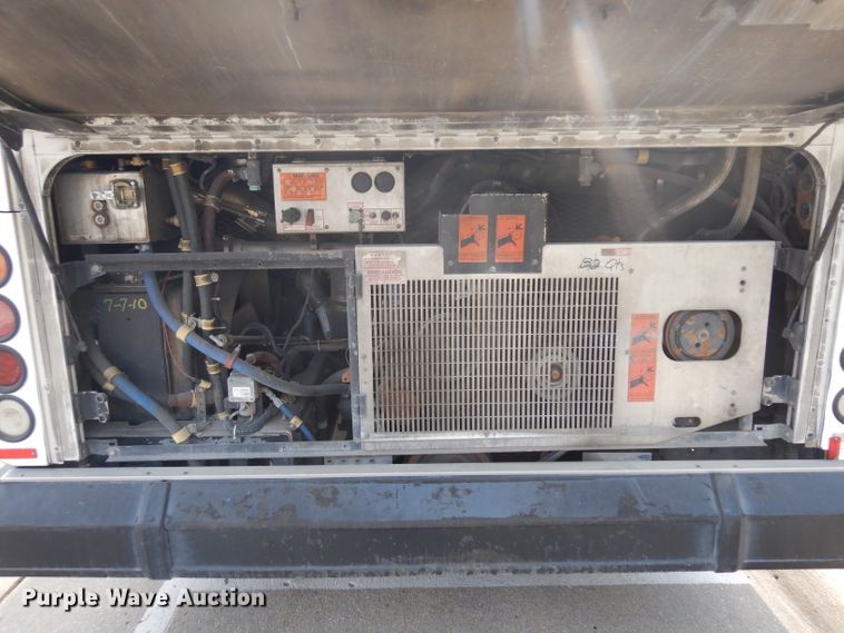 image for item HN9388 2001 Gillig G27B102N4  shuttle bus