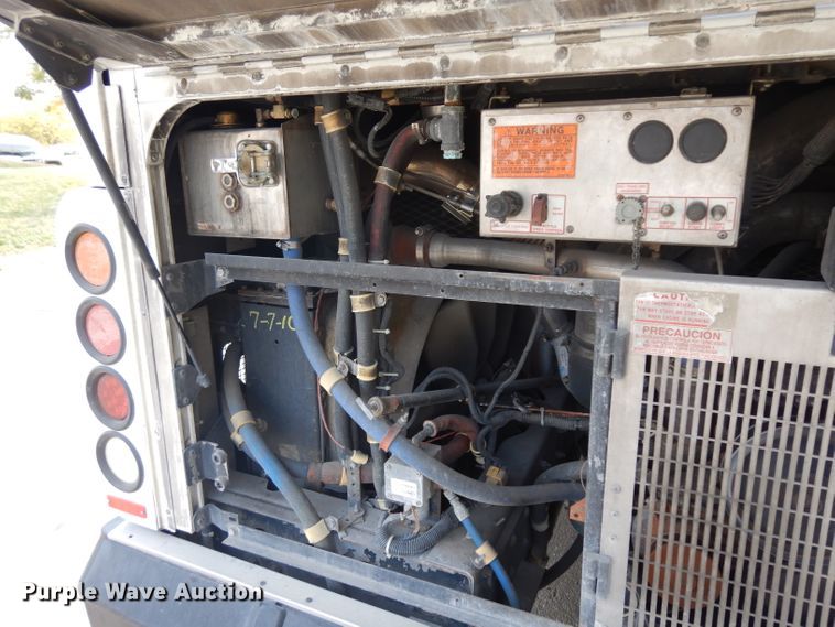 image for item HN9388 2001 Gillig G27B102N4  shuttle bus