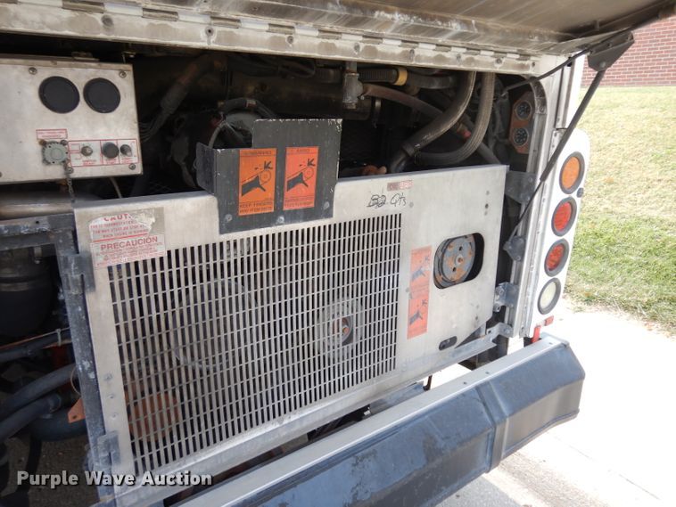 image for item HN9388 2001 Gillig G27B102N4  shuttle bus