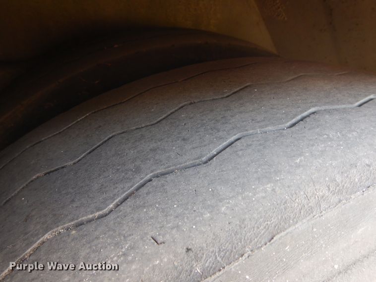 image for item HN9388 2001 Gillig G27B102N4  shuttle bus