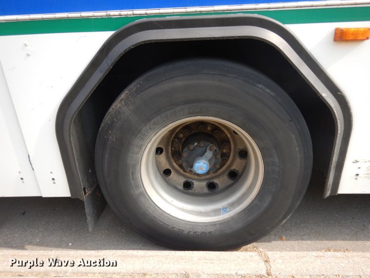 image for item HN9388 2001 Gillig G27B102N4  shuttle bus