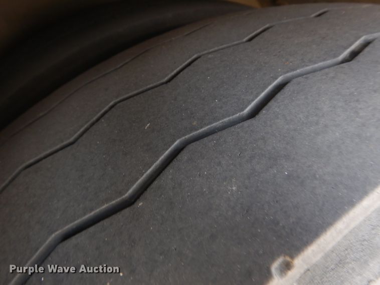 image for item HN9388 2001 Gillig G27B102N4  shuttle bus