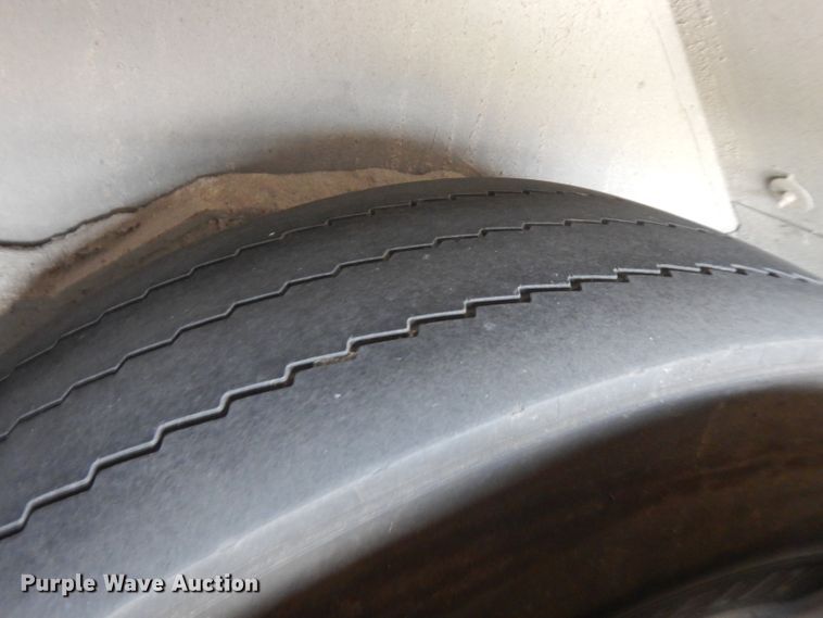 image for item HN9388 2001 Gillig G27B102N4  shuttle bus