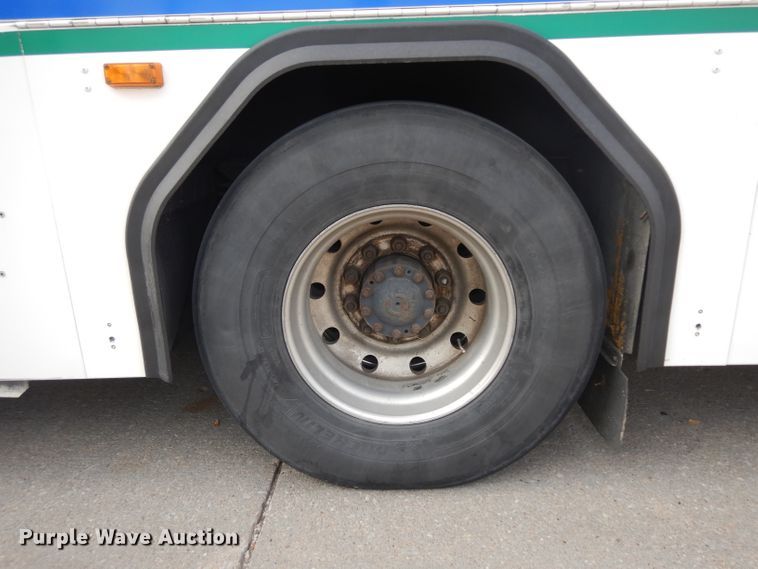 image for item HN9388 2001 Gillig G27B102N4  shuttle bus