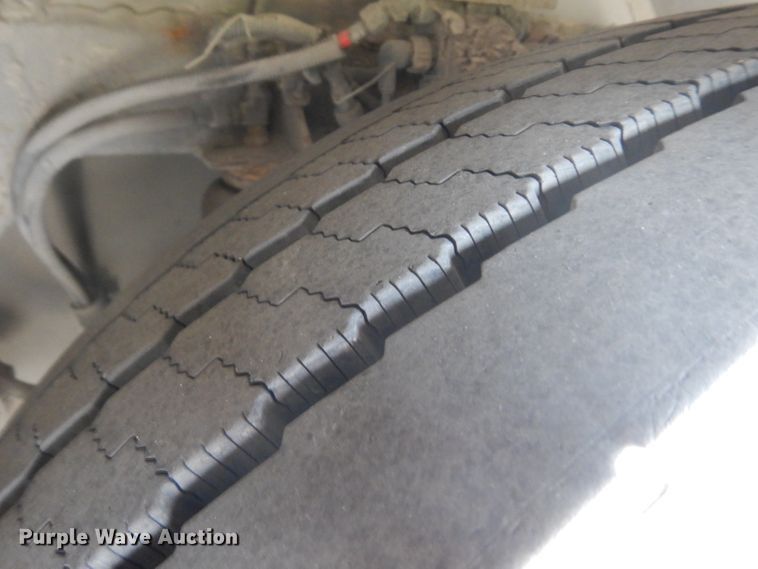 image for item HN9388 2001 Gillig G27B102N4  shuttle bus