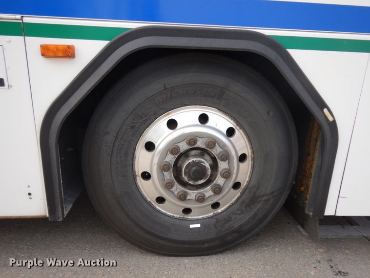 image for item HN9388 2001 Gillig G27B102N4  shuttle bus