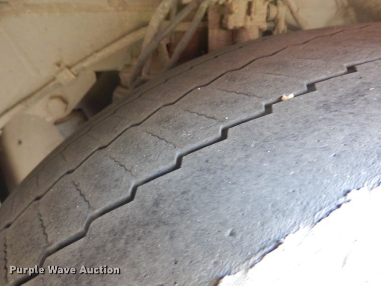 image for item HN9388 2001 Gillig G27B102N4  shuttle bus