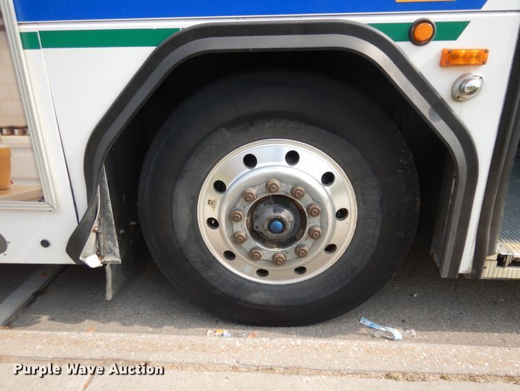 image for item HN9388 2001 Gillig G27B102N4  shuttle bus