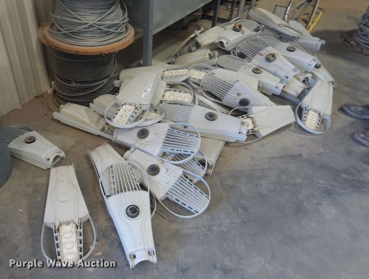 image for item HO9186 Approximately 40 Cree street lights