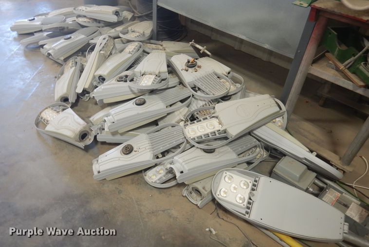 image for item HO9186 Approximately 40 Cree street lights