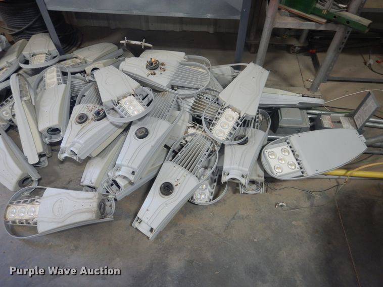 image for item HO9186 Approximately 40 Cree street lights