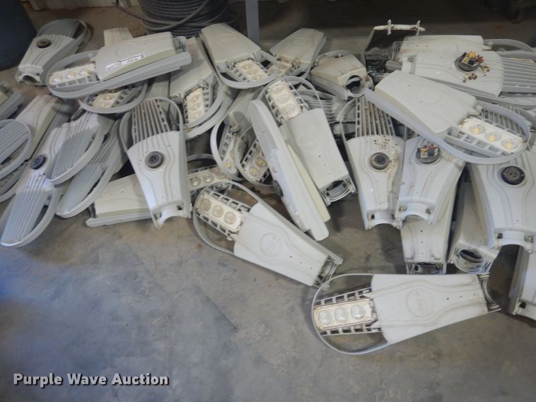 image for item HO9186 Approximately 40 Cree street lights