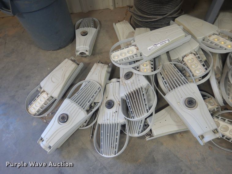 image for item HO9186 Approximately 40 Cree street lights