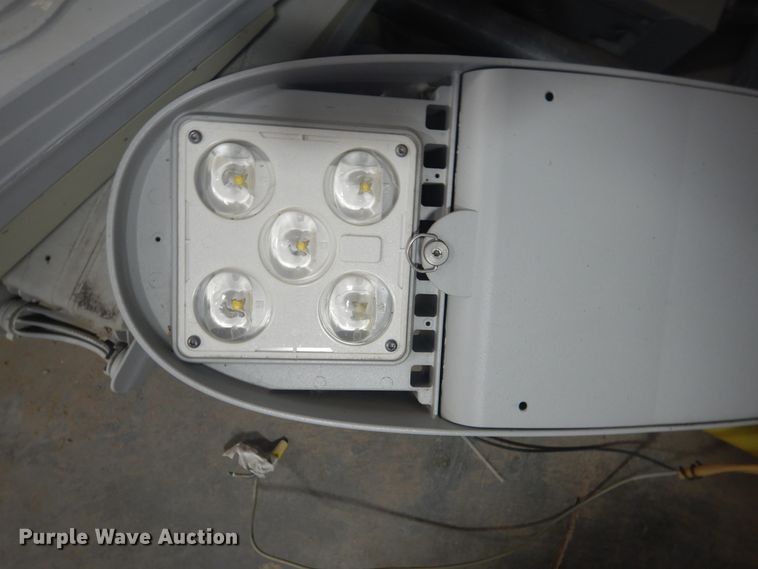 image for item HO9186 Approximately 40 Cree street lights