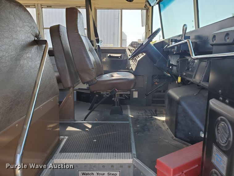 image for item HO9721 1998 International 3800 Blue Bird  school bus