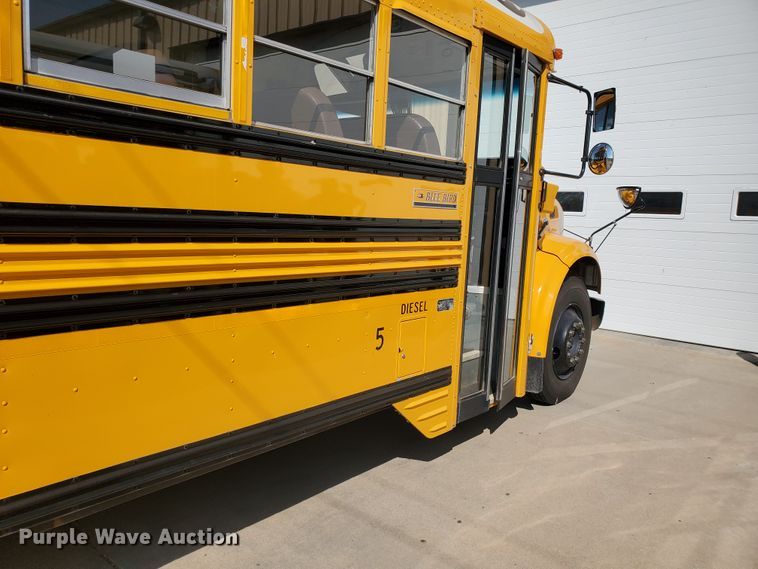 image for item HO9724 1998 International 3800 Blue Bird  school bus