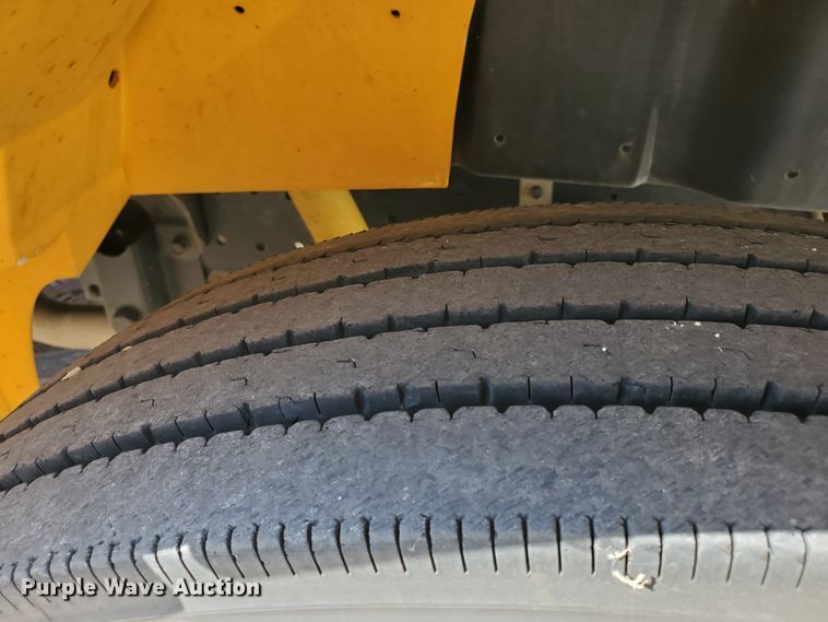 image for item HO9724 1998 International 3800 Blue Bird  school bus