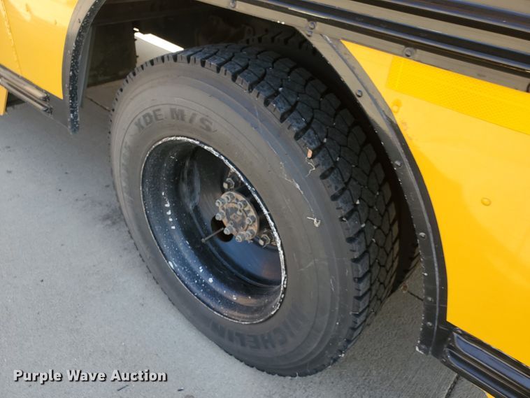 image for item HO9724 1998 International 3800 Blue Bird  school bus