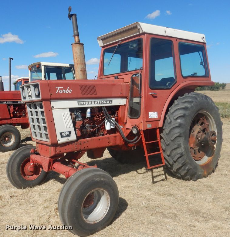 image for item DG4612 1974 International 1066  tractor