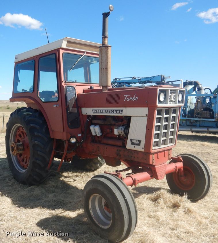 image for item DG4612 1974 International 1066  tractor