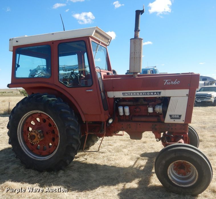 image for item DG4612 1974 International 1066  tractor