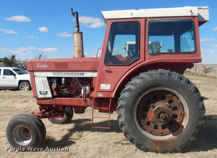 image for item DG4612 1974 International 1066  tractor