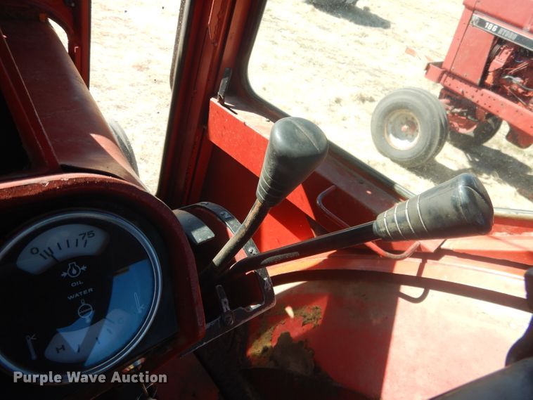 image for item DG4612 1974 International 1066  tractor