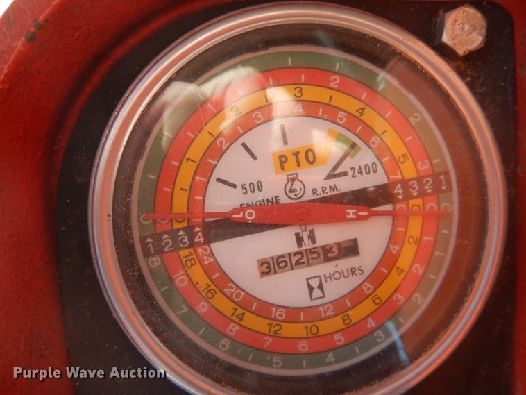 image for item DG4612 1974 International 1066  tractor