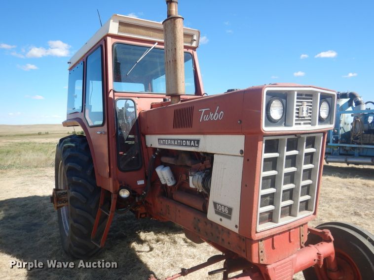 image for item DG4612 1974 International 1066  tractor