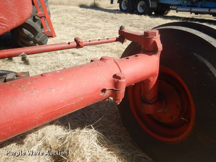 image for item DG4612 1974 International 1066  tractor