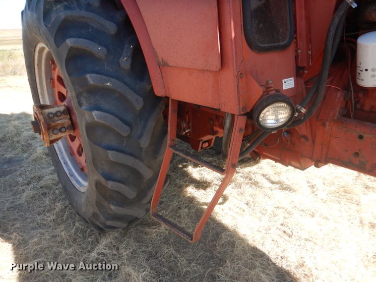 image for item DG4612 1974 International 1066  tractor