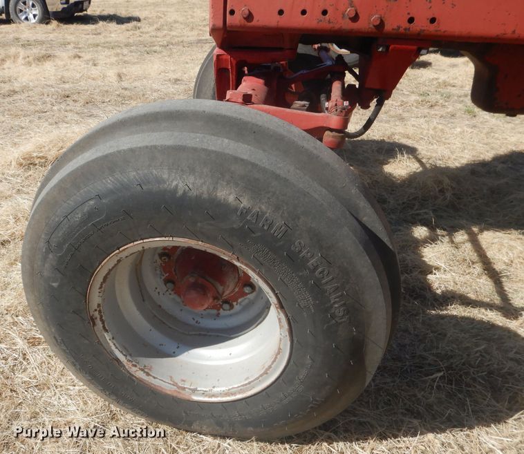 image for item DG4612 1974 International 1066  tractor