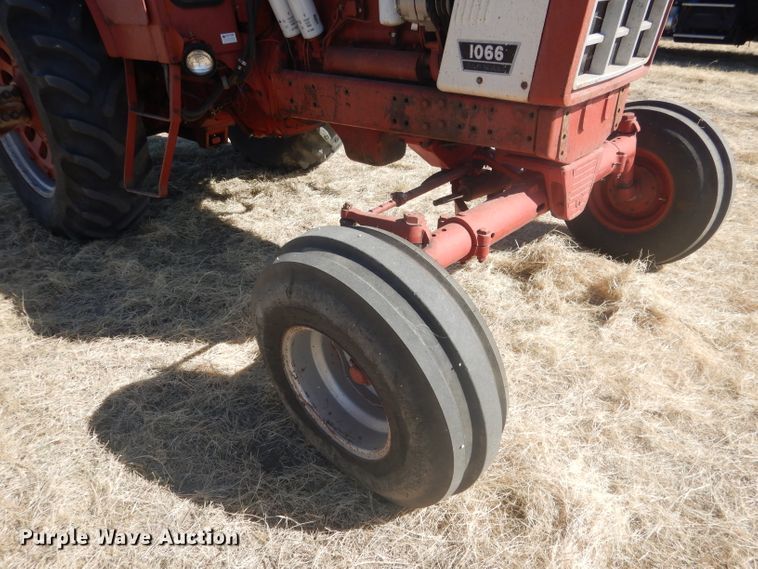image for item DG4612 1974 International 1066  tractor