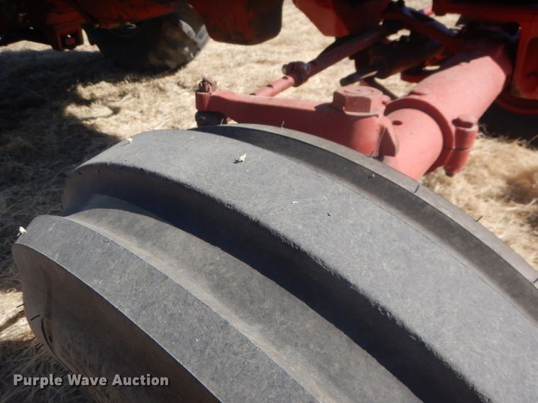 image for item DG4612 1974 International 1066  tractor