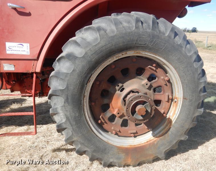 image for item DG4612 1974 International 1066  tractor