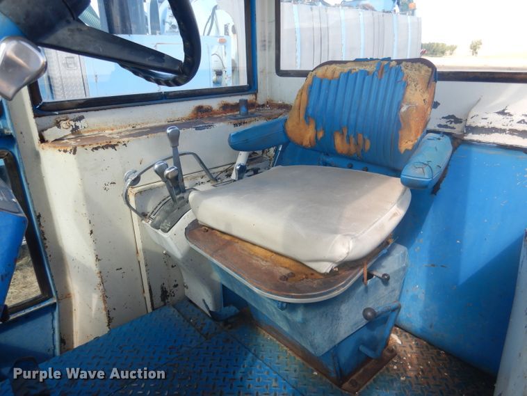 image for item DG4613 1968 Ford 8000  tractor