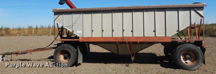 image for item DG4623 1974 Hobbs DAFB2P704 single hopper pup grain trailer