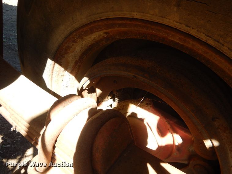 image for item DG4623 1974 Hobbs DAFB2P704 single hopper pup grain trailer