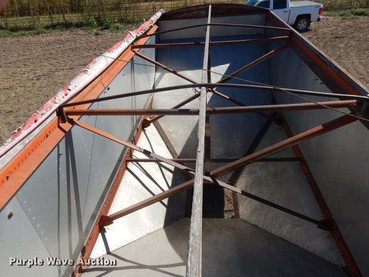 image for item DG4623 1974 Hobbs DAFB2P704 single hopper pup grain trailer