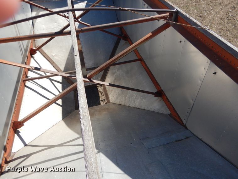 image for item DG4623 1974 Hobbs DAFB2P704 single hopper pup grain trailer