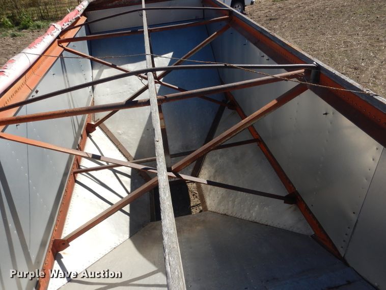 image for item DG4623 1974 Hobbs DAFB2P704 single hopper pup grain trailer