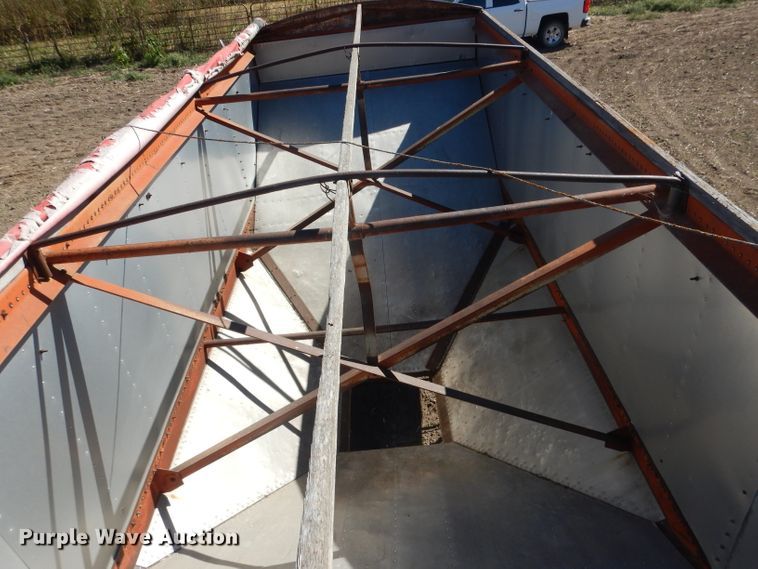 image for item DG4623 1974 Hobbs DAFB2P704 single hopper pup grain trailer