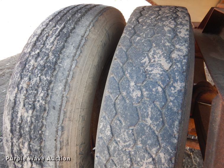 image for item DG4623 1974 Hobbs DAFB2P704 single hopper pup grain trailer