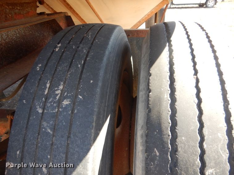 image for item DG4623 1974 Hobbs DAFB2P704 single hopper pup grain trailer