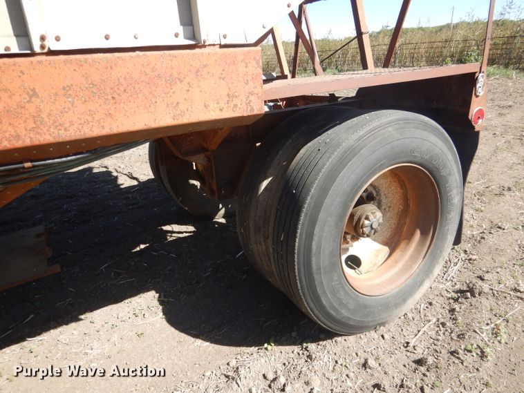 image for item DG4623 1974 Hobbs DAFB2P704 single hopper pup grain trailer