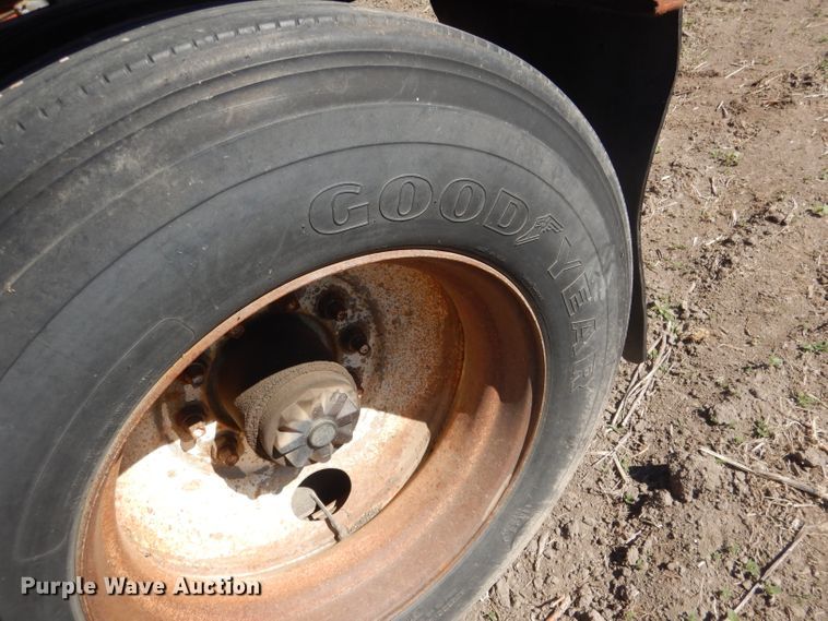 image for item DG4623 1974 Hobbs DAFB2P704 single hopper pup grain trailer